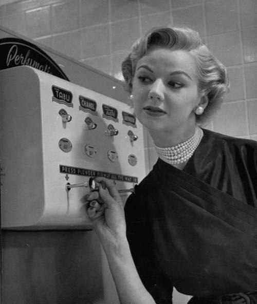 Парфюмерный автомат, 1952 г. ФОТО