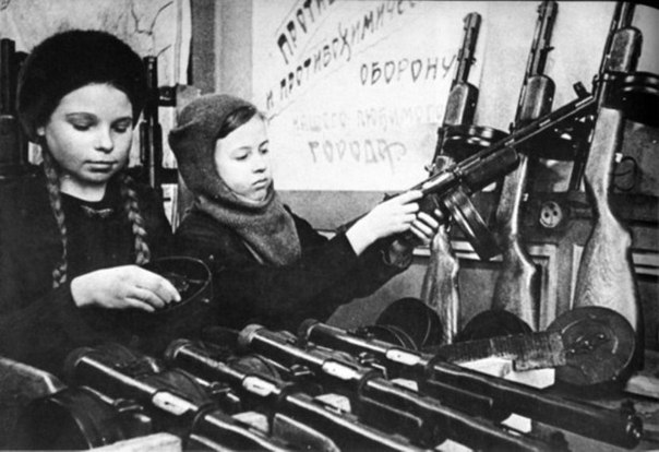 Школьники занимаются сборкой автоматов, Сталинск (Новокузнецк), 1943 г. ФОТО