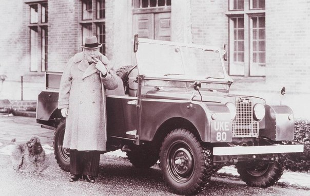 Уинстон Черчилль со своим личным Land Rover Series 1. ФОТО