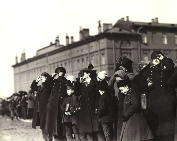 Жители Петербурга наблюдают солнечное затмение, 1912 год. ФОТО