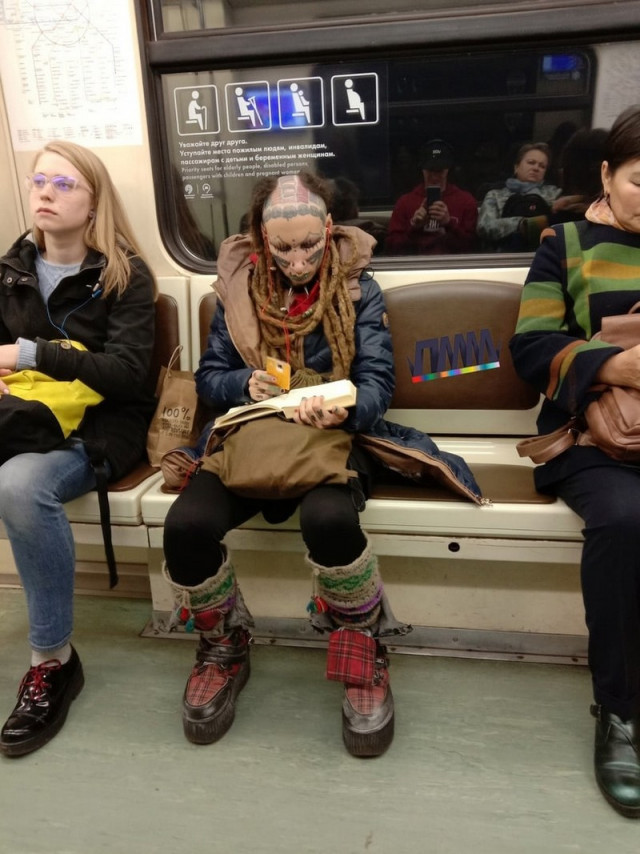 Странные и неожиданные пассажиры метро (фото)