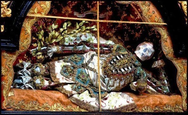 Невероятные скелеты и драгоценности, найденные в катакомбах Рима. ФОТО