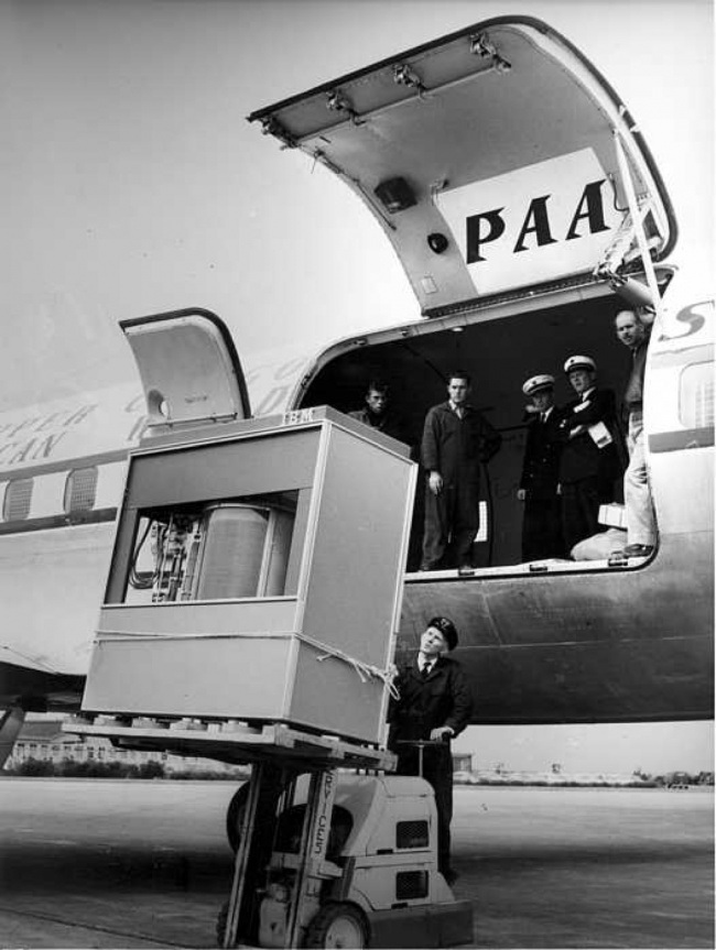 Первый жёсткий диск вместимостью 5 МБ загружают в самолёт, 1965 г. ФОТО
