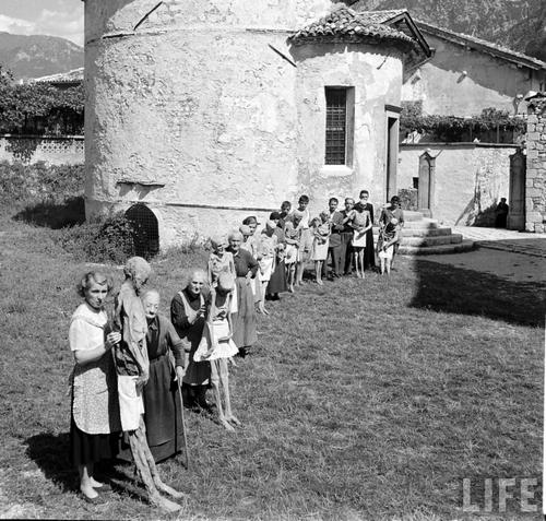 Выгул мумий. Венцоне, Италия, 1950 г. ФОТО