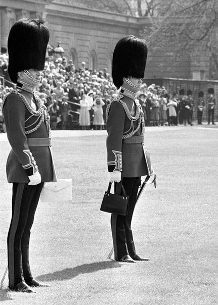 Солдат из охраны королевы отвечает за сумочку королевы Елизаветы II, 1978 г. ФОТО