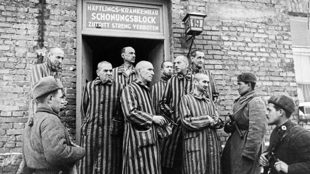 Советские солдаты освобождают узников Освенцима, 1945 г. ФОТО