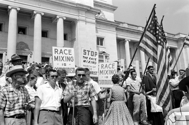 Митинг в США против смешивания черной и белой рас, 1961г. ФОТО