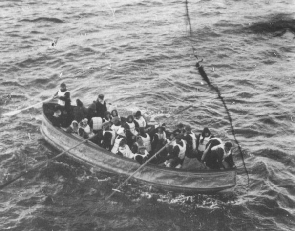 Выжившие с корабля \"Титаник\" в спасательной шлюпке. ФОТО