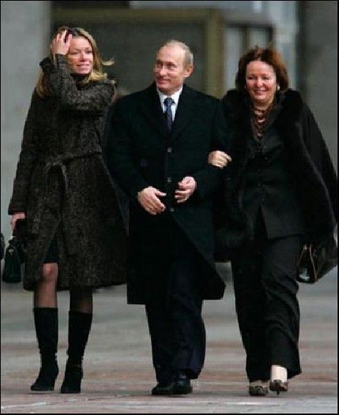 Путин с женой и дочерью Путин с женой и дочерью