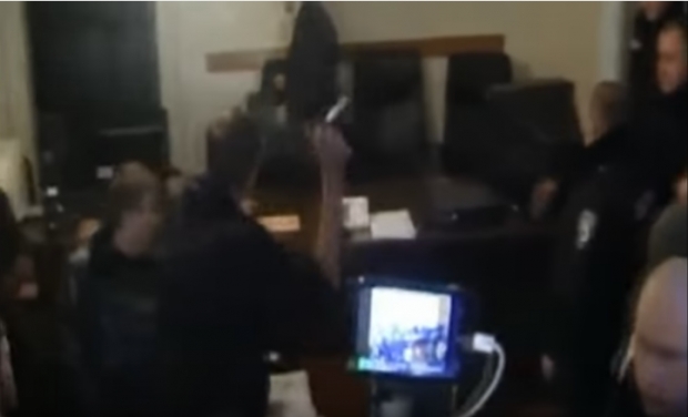 Опубликовано видео, как Парасюк бросал стаканы в прокуроров