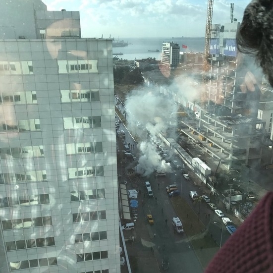 В турецком Измире у здания суда прогремел взрыв