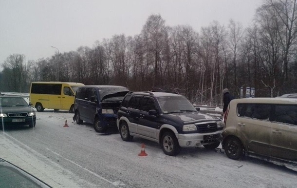 Девять украинцев погибли на дорогах за минувшие сутки из-за непогоды