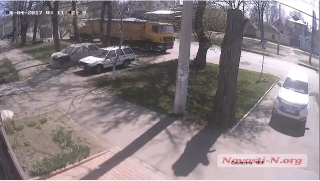 Неуправляемый МАЗ без водителя едет по улице Николаева