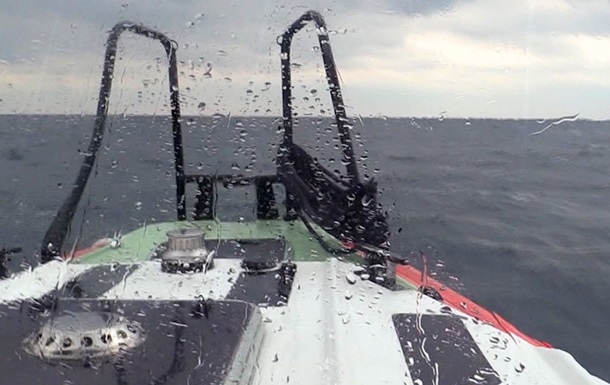 Возобновлены поиски затонувшего возле Крыма судна
