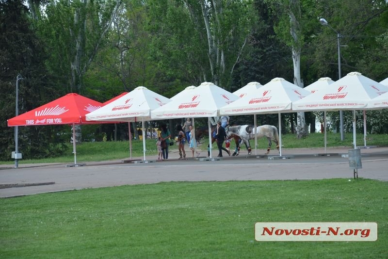 Палатки на Соборной площади установили на 3 дня под гастрофестиваль