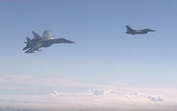 F-16 сблизился с самолетом Шойгу: появилось видео