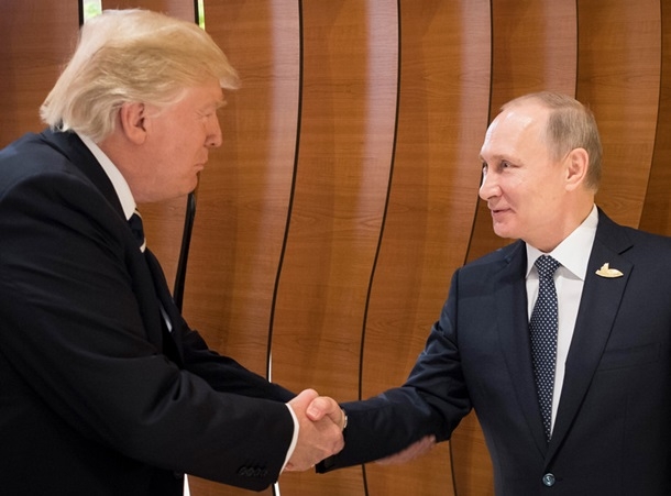 Появилось видео, как Трамп и Путин впервые пожали друг другу руки