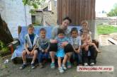 Изнанка жизни: в Николаеве женщина с шестью детьми уже три года живет в подвале