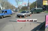 На одном из самых оживленных перекрестков Николаева из-за брошенной машины образовалась пробка 