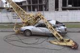 В Одессе строительный кран раздавил машину