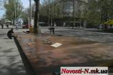 В центре Николаева, буквально на тротуаре, устанавливают очередную «пивнушку»