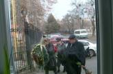 Жильцы николаевского дома «наслаждаются» траурной процессией по несколько раз на день