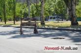 «Ремонт» по-николаевски: после аварии открытый люк в центре города оградили