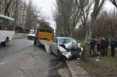 В центре Николаеве «Skoda» «слетела» с дороги и врезалась в дерево — водитель погиб на месте происшествия