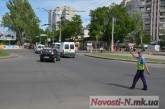 В центре Николаева вместо светофоров дорожное движение регулируют сотрудники ГАИ