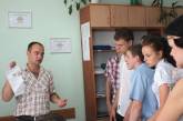 Николаевские криминалисты показали будущим юристам поддельные деньги и образцы оружия