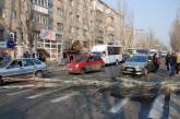 В центре Николаева на движущийся автомобиль упало дерево