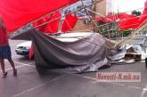 В Николаеве ветер сдул торговую палатку прямо на автомобили и сломал фонарный столб