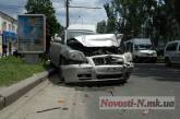 В центре Николаева маршрутка «влетела» в припаркованные автомобили. Пострадали пассажиры