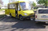 В Николаеве DAEWOO Matiz выехал на встречную полосу и столкнулся сначала с автобусом, а потом с ВАЗом: двух женщин-пассажиров госпитализировали