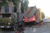 В Одессе столкнулись два грузовика: один из водителей в больнице. ФОТО