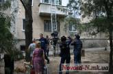 В Николаеве пожилая женщина пыталась выброситься с балкона