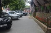 Штрафы ГАИ не пугают николаевских водителей: в центре города снова паркуются на тротуаре