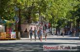 В День ВДВ на главной улице Николаева «полосатые» люди маршировали и купались в фонтанах ВИДЕО