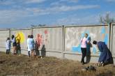 Ко Дню города школьники из Корабельного района разрисовывают забор на пр. Октябрьском