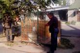 В Николаеве сотрудники частной охраны попытались помешать демонтажу незаконного киоска