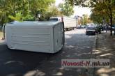 В центре Николаева грузовик протаранил и перевернул микроавтобус
