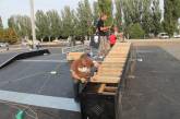Ребята из «Альтер-спорт» и строители заканчивают установку скейтпарка в Корабельном районе