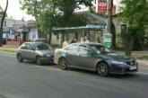 В центре Николаева серая «Mazda» догнала черную «Honda»