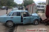 В Николаеве «шестерка» врезалась в забор дома: пострадали водитель и пассажир