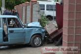 Водитель “шестерки”, которая в Николаеве врезалась в забор жилого дома, все-таки был пьян