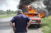 В Николаеве во время движения загорелся автомобиль: семье пришлось выпрыгивать из авто на ходу
