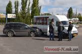 В Николаеве возле спортшколы «Надежда» внедорожник протаранил маршрутку