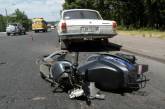 Юный лихач-мопедист врезался в ГАЗ, который мирно стоял на дороге