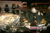 Еще одно видео утренней аварии в Николаеве: спасатели пытаются извлечь зажатого в ВАЗе водителя