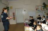 Сотрудники ГАИ в Николаеве показывают ученикам младших классов мультфильмы
